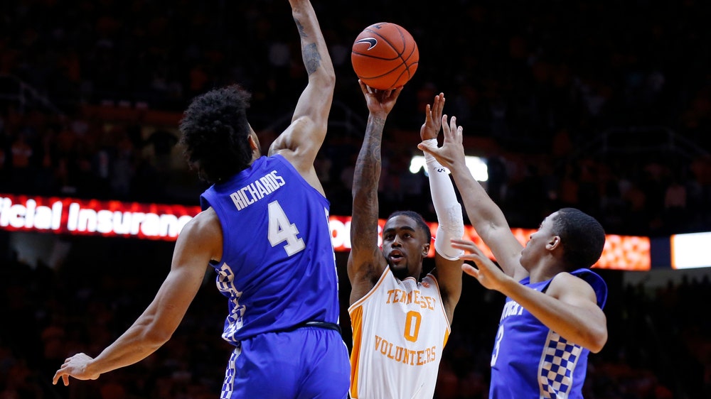 Bone’s big game helps No. 7 Vols beat No. 4 Kentucky 71-52