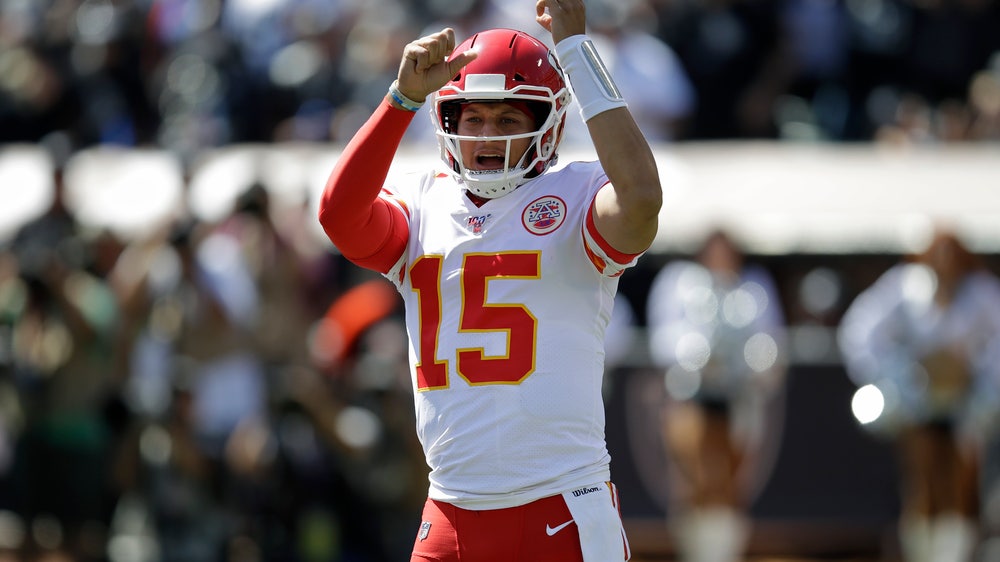 Mahomes' 4 TDs in 2nd quarter lead Chiefs past Raiders 28-10