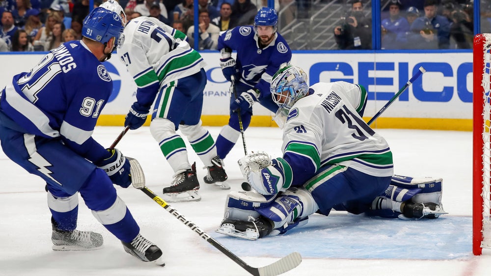 Canucks score 4 goals in 3rd, beat Lightning 4-1