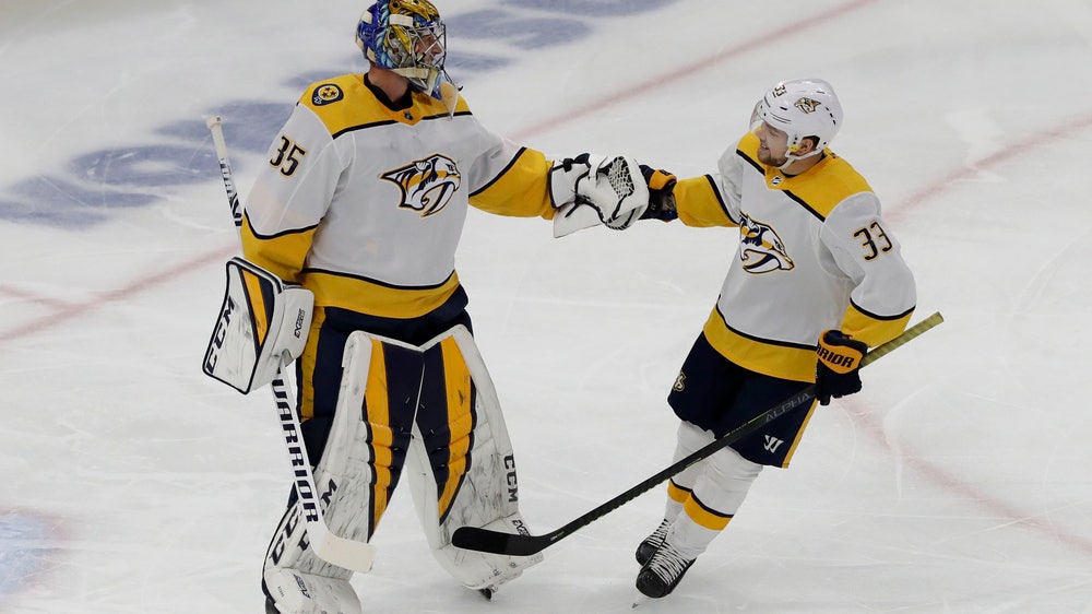Rinne scores empty-net goal as Predators beat Blackhawks