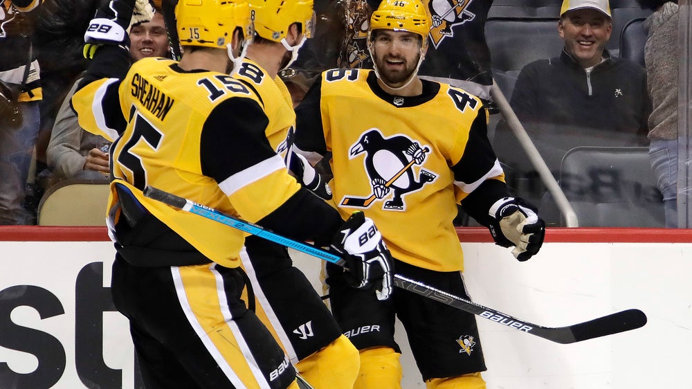 DeSmith shines with 48 saves as Penguins slip by Bruins 5-3