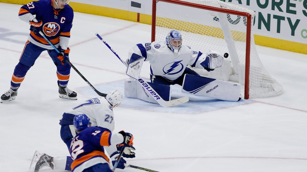 Islanders win 8th straight, beating Lightning 5-2
