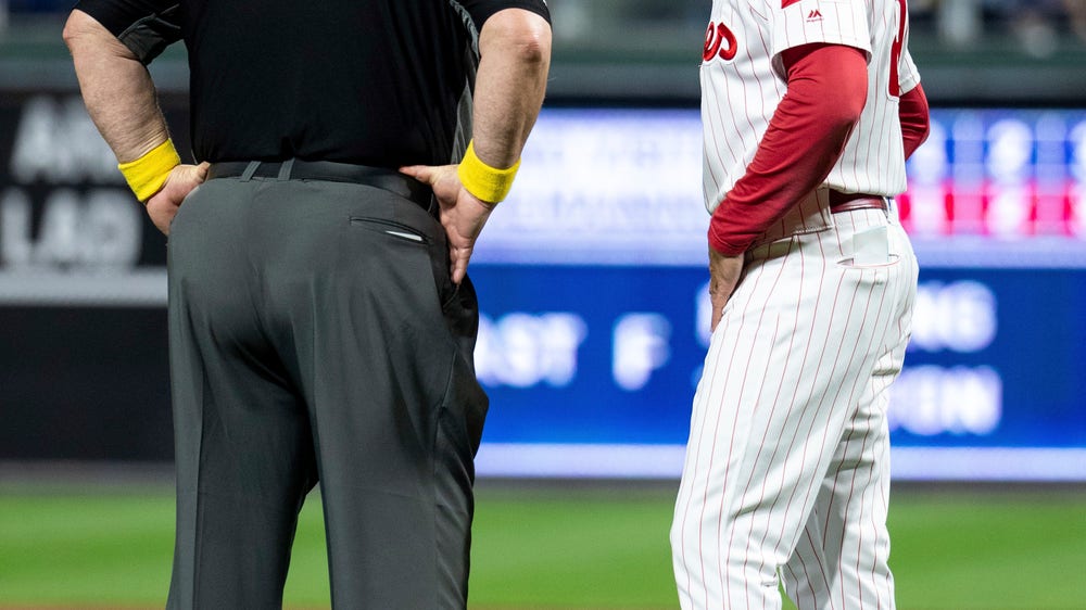 Kapler says pitchers allowed to use cheat sheets