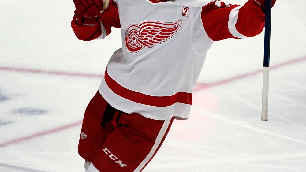 Larkin, Bernier lead Red Wings to 3-2 win over Sharks