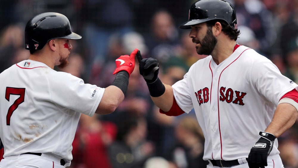 Moreland, Vázquez homer, Boston sweeps Oakland 7-3