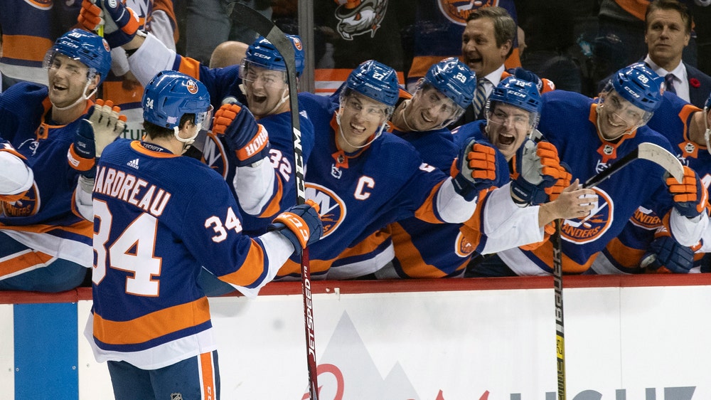 Islanders beat Senators 4-1 for 10th straight win