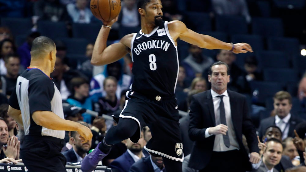 Bucks routs Clippers for 14th straight victory