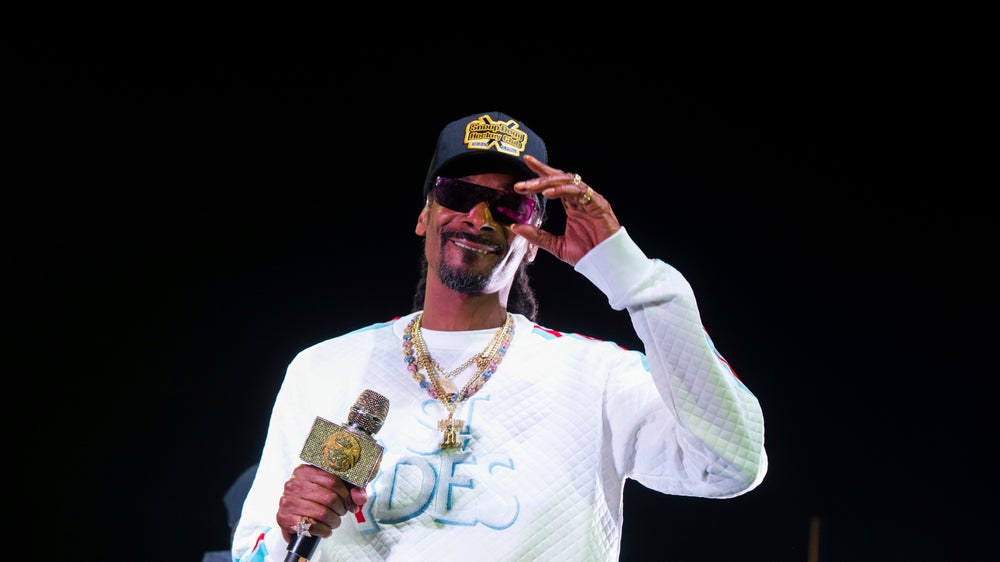 Kansas apologizes for risque Snoop Dogg show at hoops event