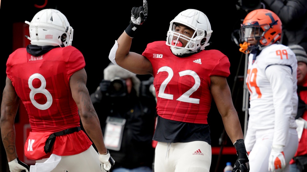 Martinez leads Cornhuskers past turnover-prone Illini 54-35