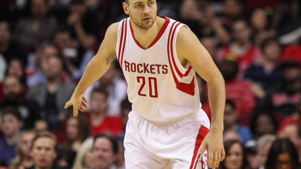 Los Angeles Lakers Work Out Free Agent Donatas Motiejunas