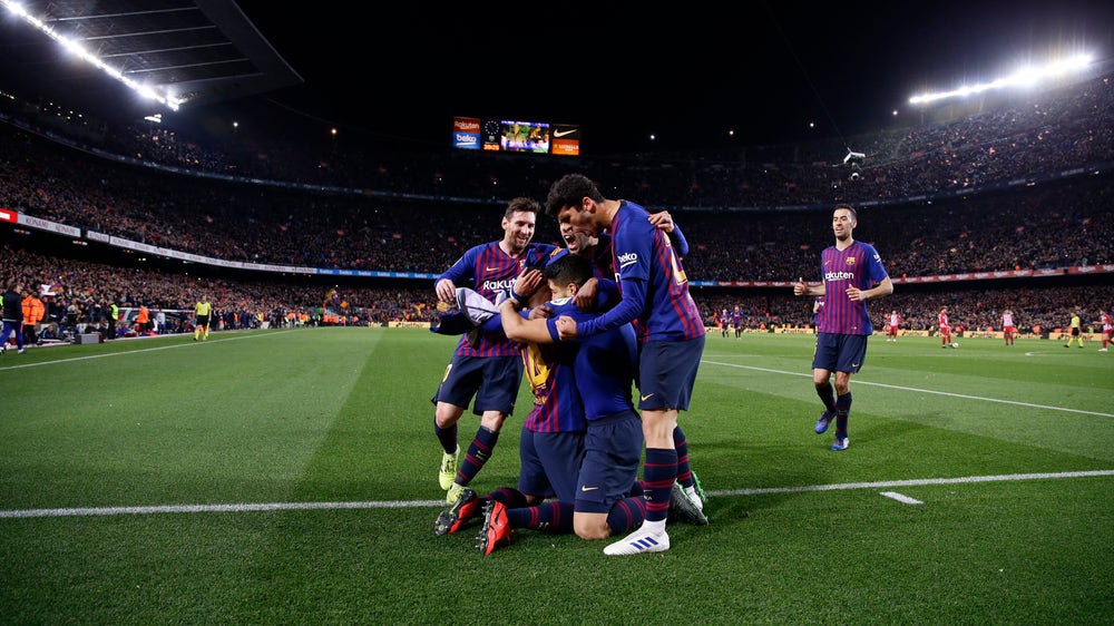 Barcelona takes 11-point lead with 2-0 win v 10-man Atletico