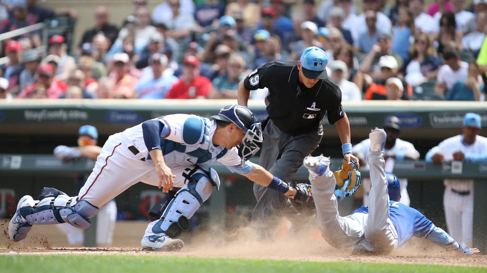 Maldonado wears Father's Day tie, leads Royals over Twins
