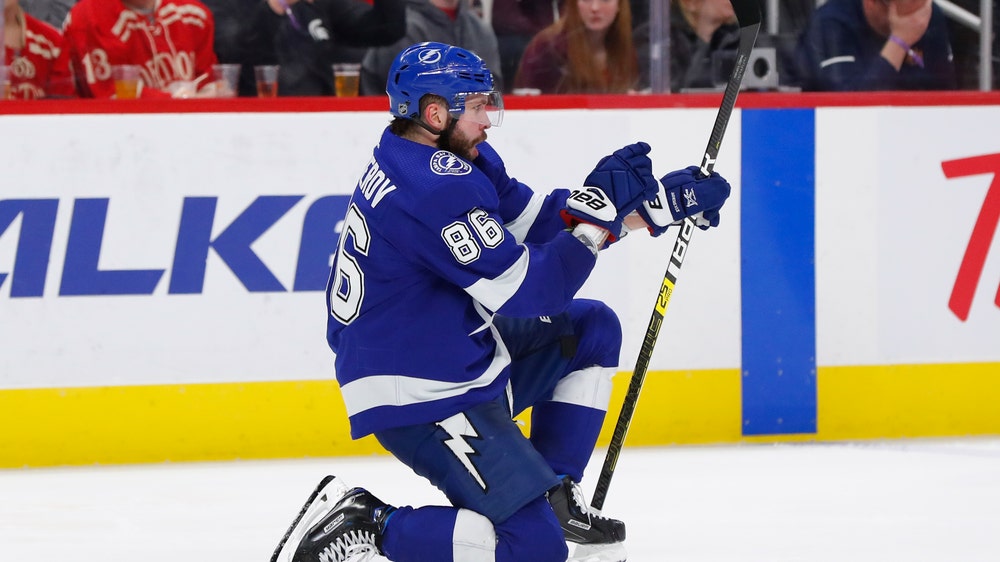 Stamkos ties team record, Lightning rally past Red Wings 5-4