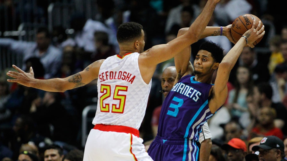 Hawks defense stifles Hornets in low-scoring win