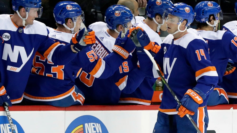 Kuhnhackl scores twice, Islanders beat Canucks 5-2