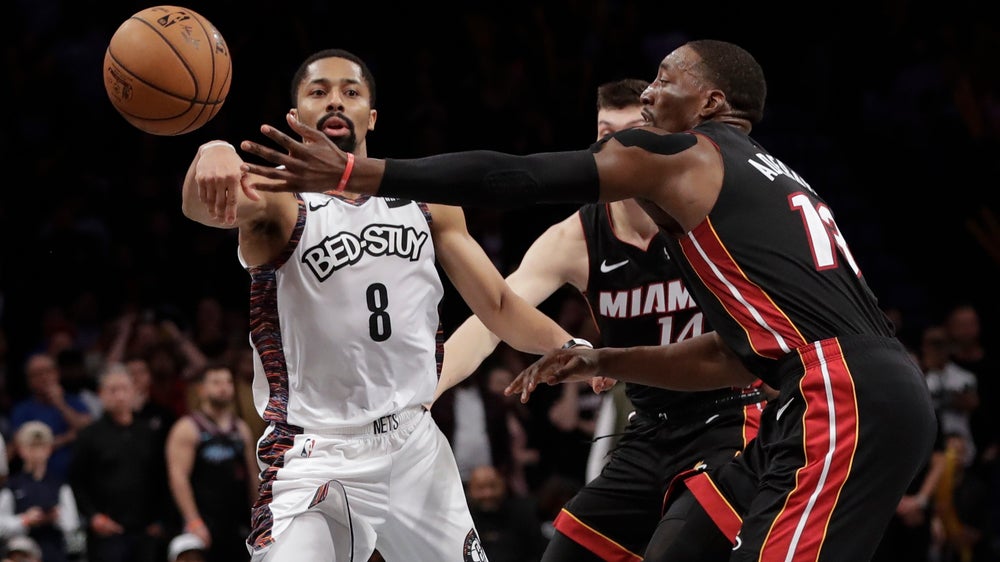 LeBron James posts 35 points, 16 boards, Lakers beat Mavs