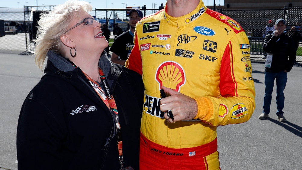 Logano on the pole as elimination race at Kansas begins