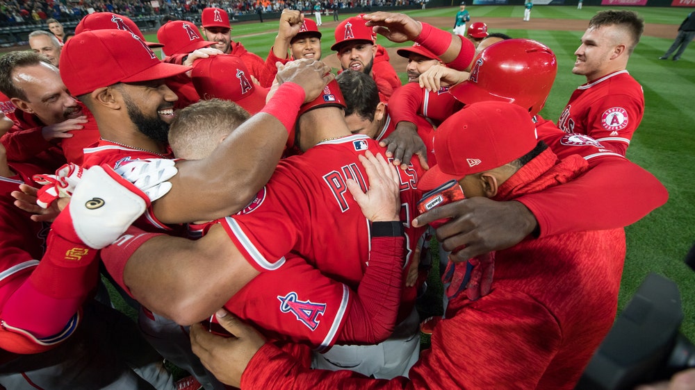 PHOTOS: Albert Pujols hits No. 3,000 and celebrates with teammates