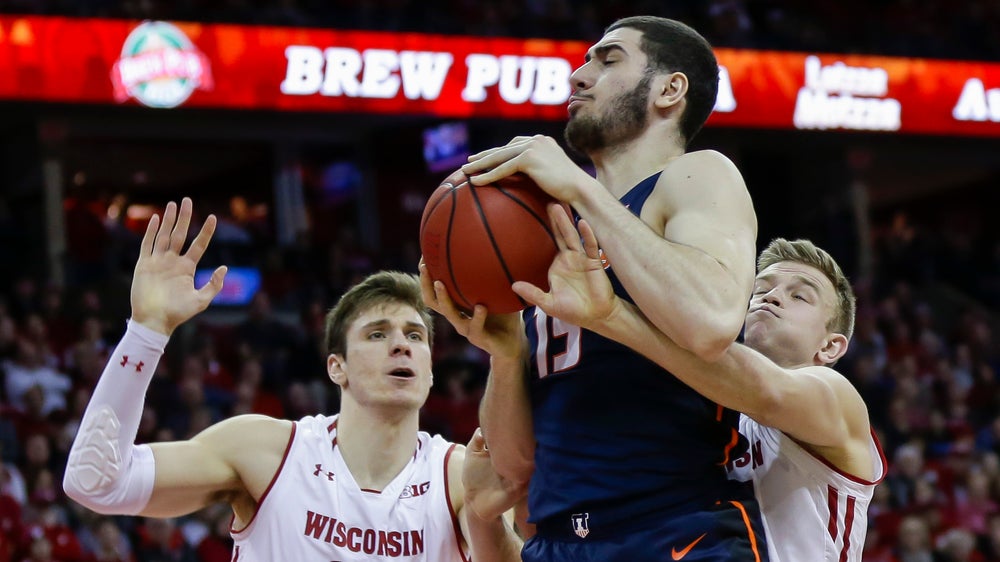 Davison, Iverson lead No. 22 Wisconsin over Illinois, 64-58