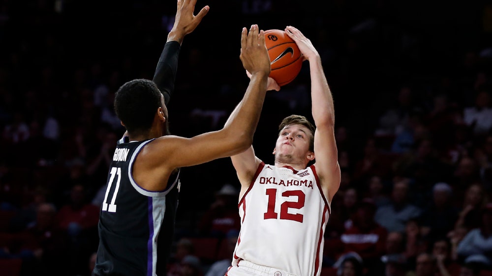Reaves scores 21 to help Oklahoma top Kansas State 66-61