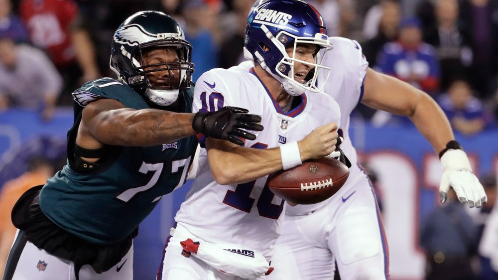 Wentz throws 3 TD passes, Eagles look Super vs. Giants
