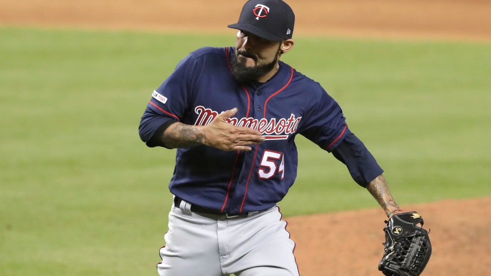 1st-place Twins add reliever Sam Dyson at trade deadline