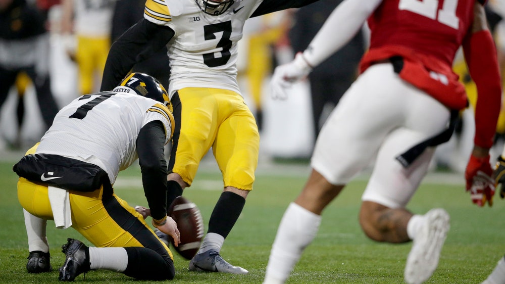 No. 17 Memphis tops No. 18 Cincinnati, set for rematch