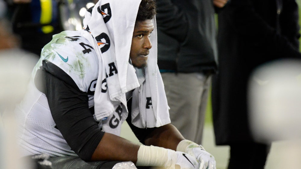 Von Miller’s 95-game starting streak over due to hurt knee