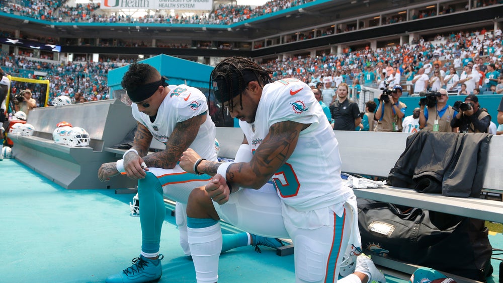 Trump tweets, 2 players kneel for anthem on opening Sunday