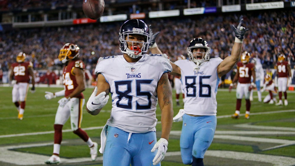 Gabbert keeps Titans’ hopes alive, beating Redskins 25-16