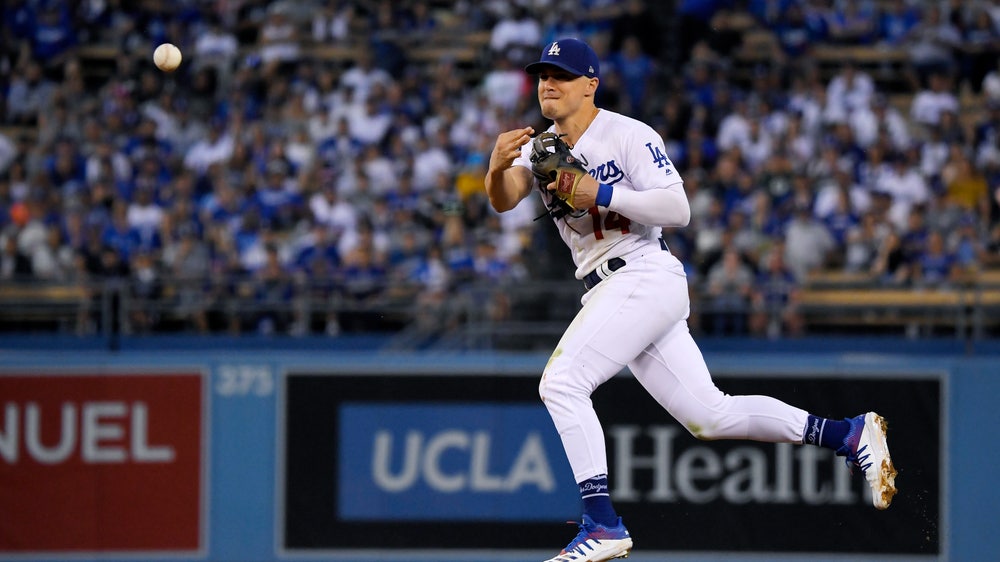 Hernandez single in 9th lifts Dodgers over Blue Jays 3-2