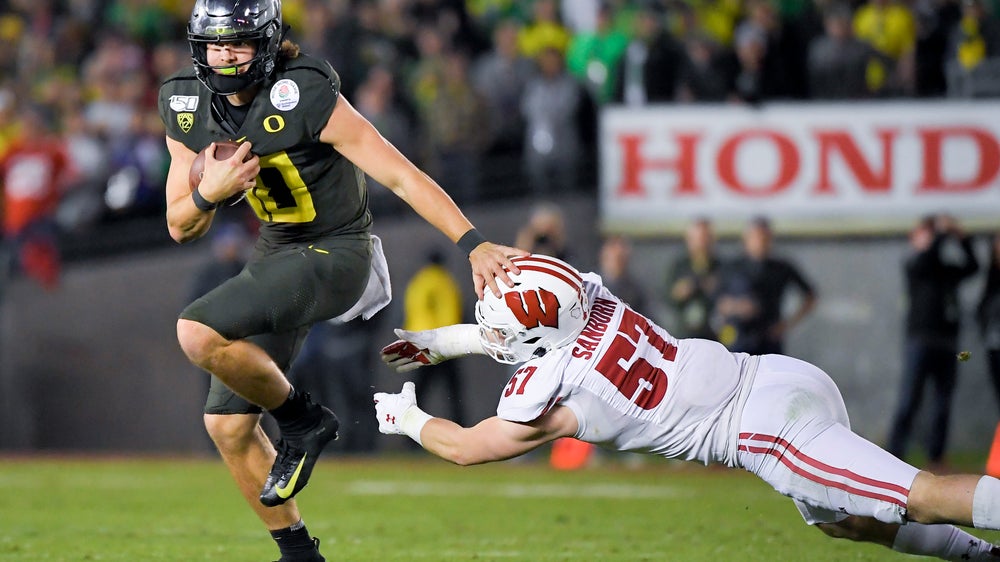 No. 7 Oregon beats No. 11 Wisconsin 28-27 in Rose Bowl