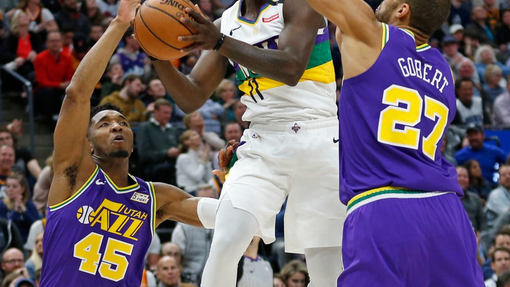 Pelicans' Holiday diagnosed with abdominal strain