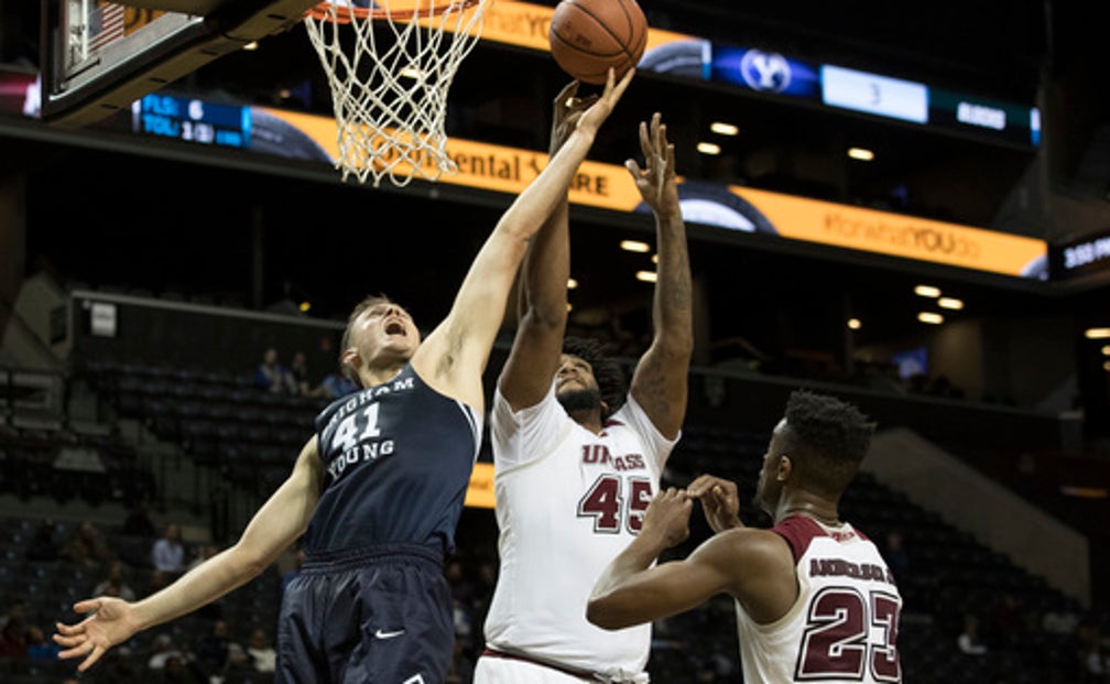 Childs Dunk Lifts Byu Over Umass 68 66 Nov 25 2017 Fox Sports