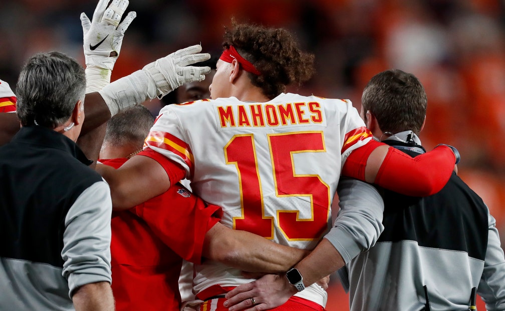 Patrick Mahomes Hurts Knee In Chiefs' Win Over Broncos | FOX Sports