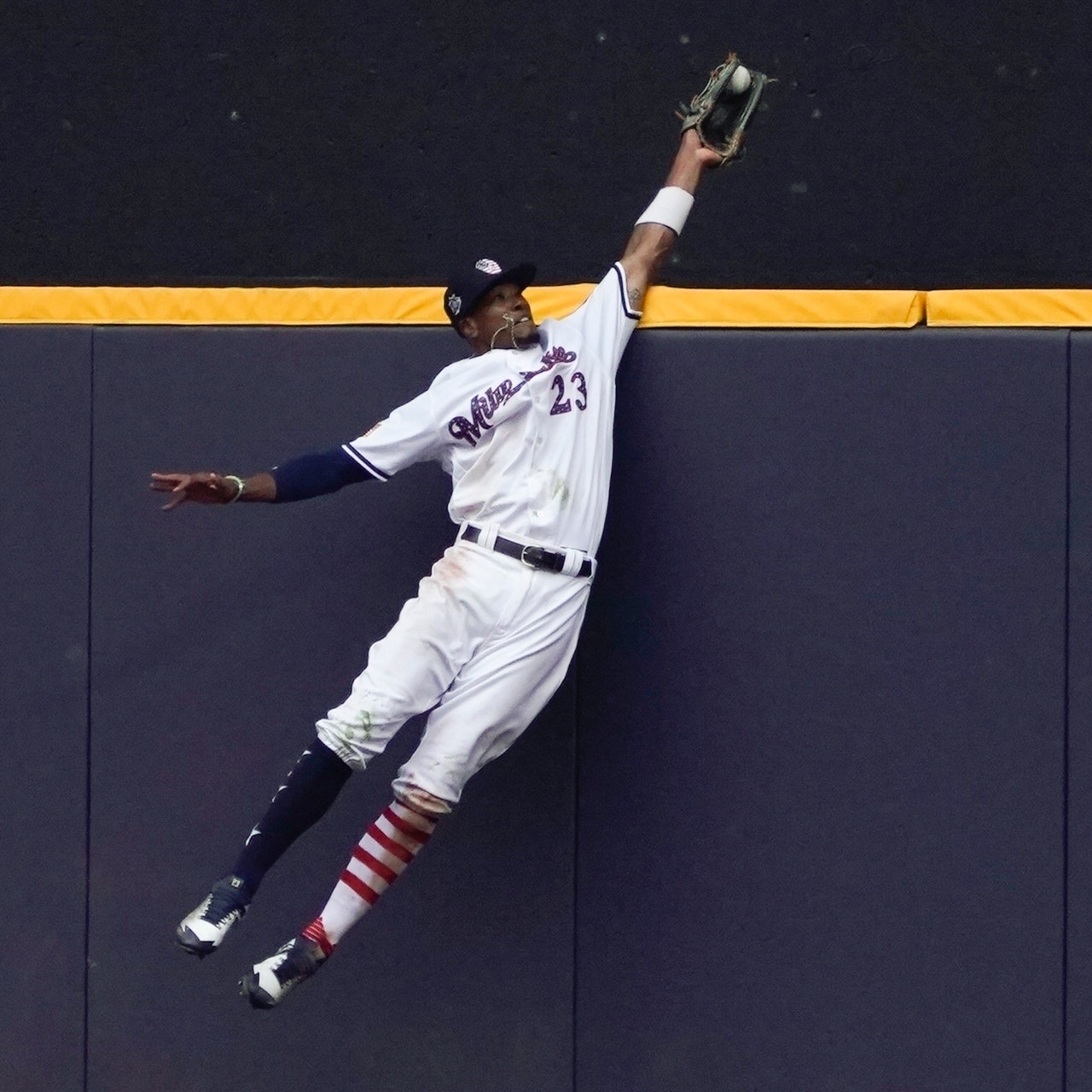 Home run robbers get praise - and swag for spectacular plays | FOX Sports