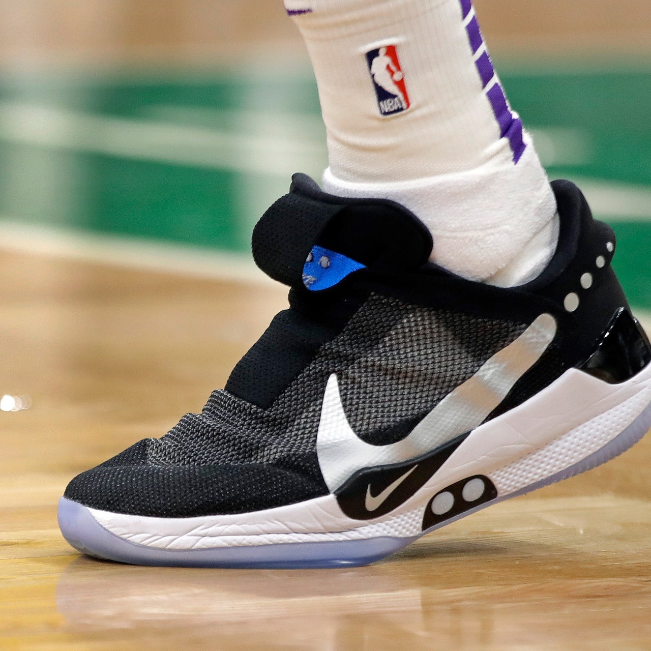 Nike electric basketball shoes top