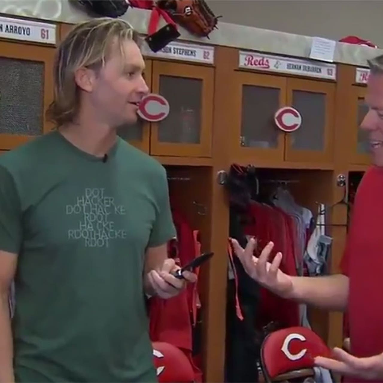 Watch: Bronson Arroyo can text on a flip phone without looking