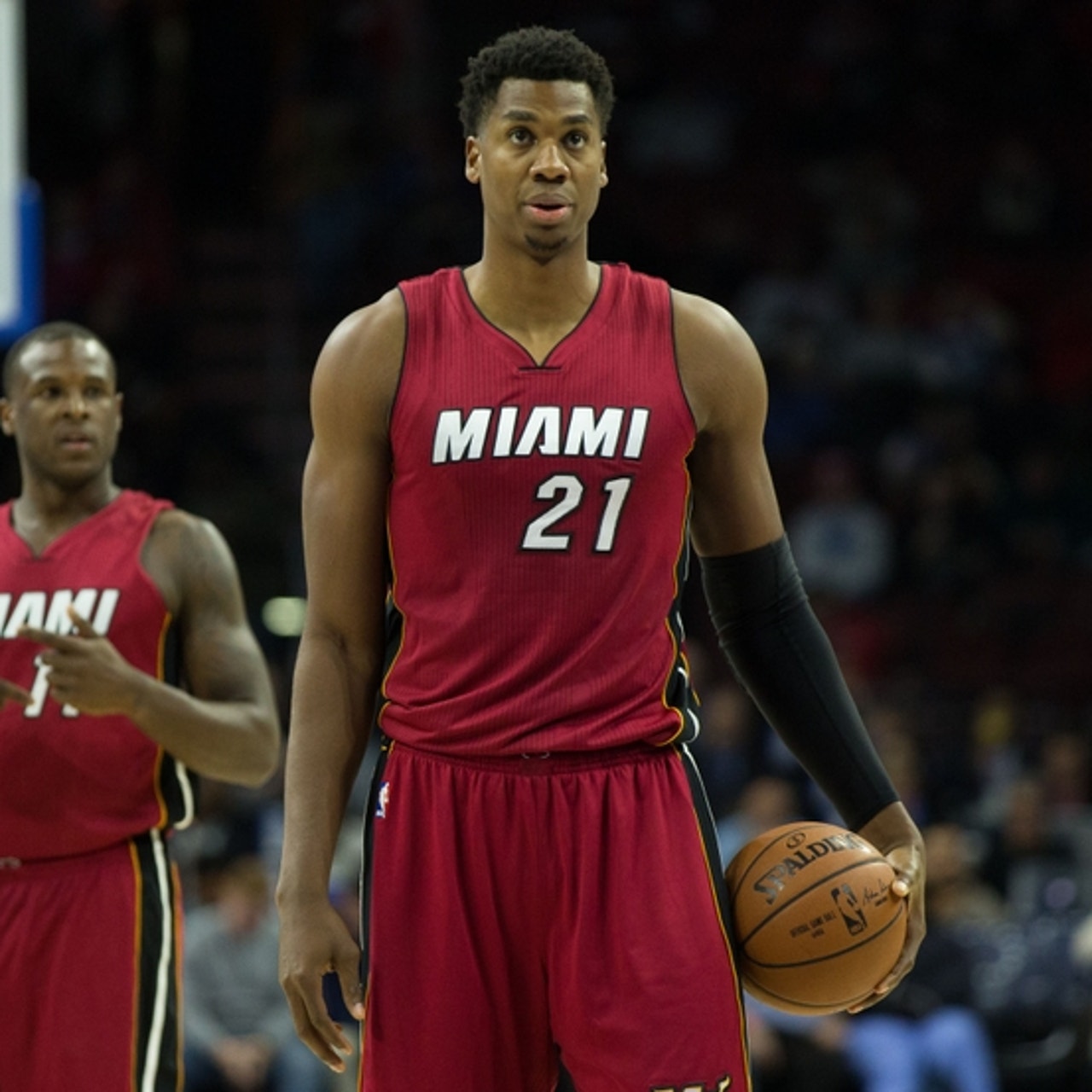 Hassan Whiteside passes on the Mavericks to remain with the Heat