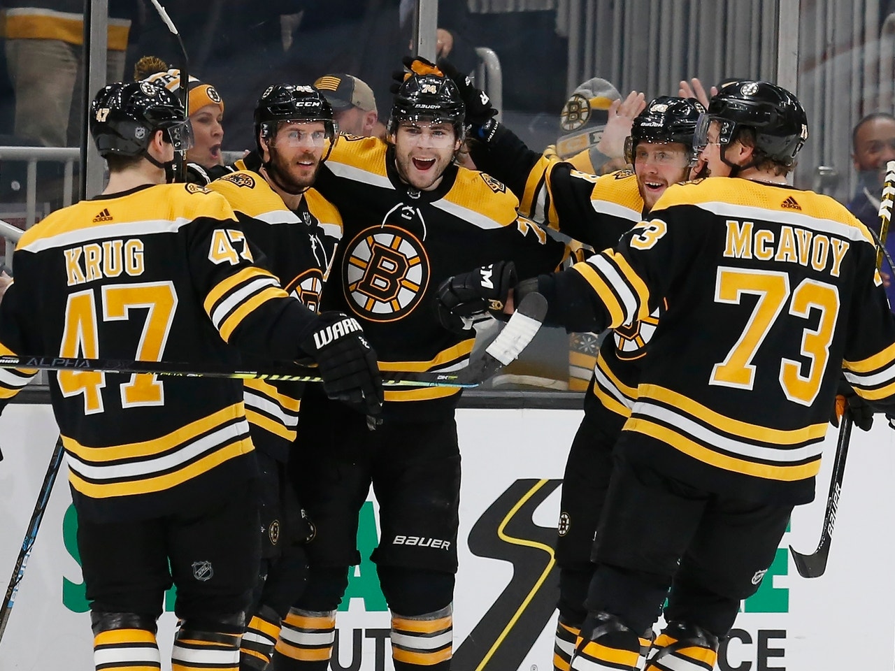 Pastrnak gets 49th goal, Bruins top Montreal, 5th win in row