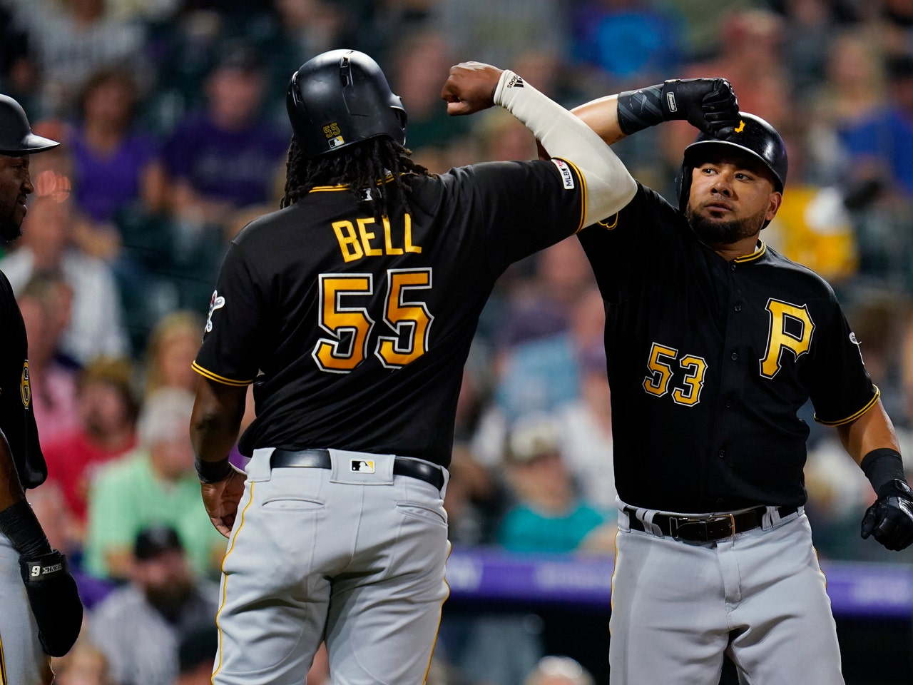 Reynolds' 3 RBIs, great catch lead Pirates over Giants 9-4, back