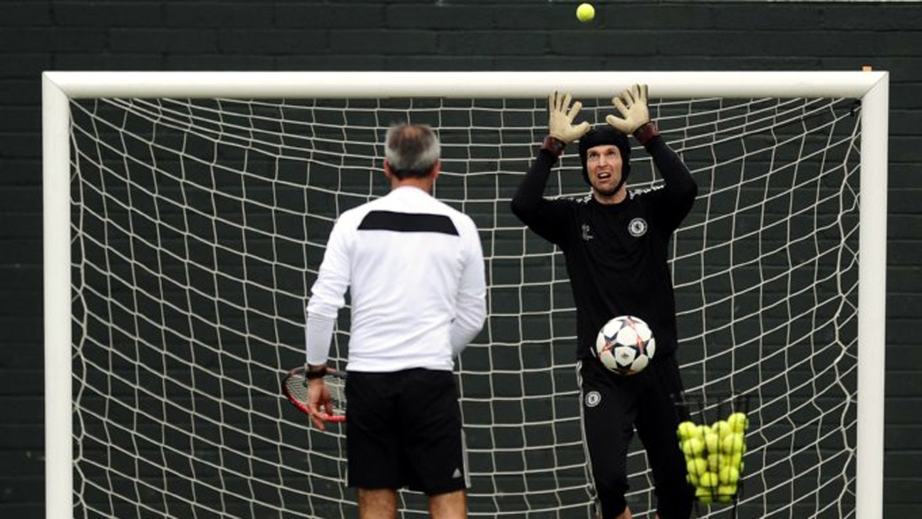 Petr Cech shows off world-class reflexes in crazy drill