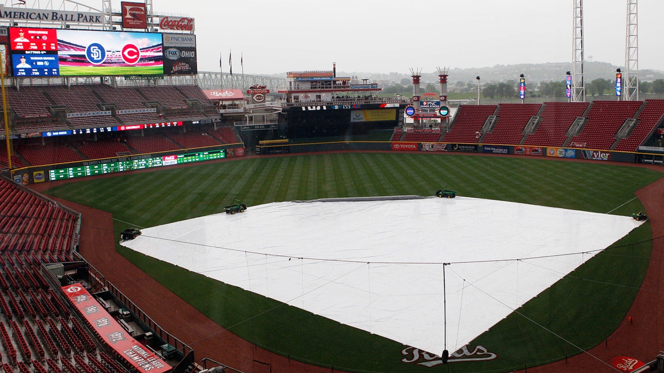 Reds-Dodgers game in a rain delay