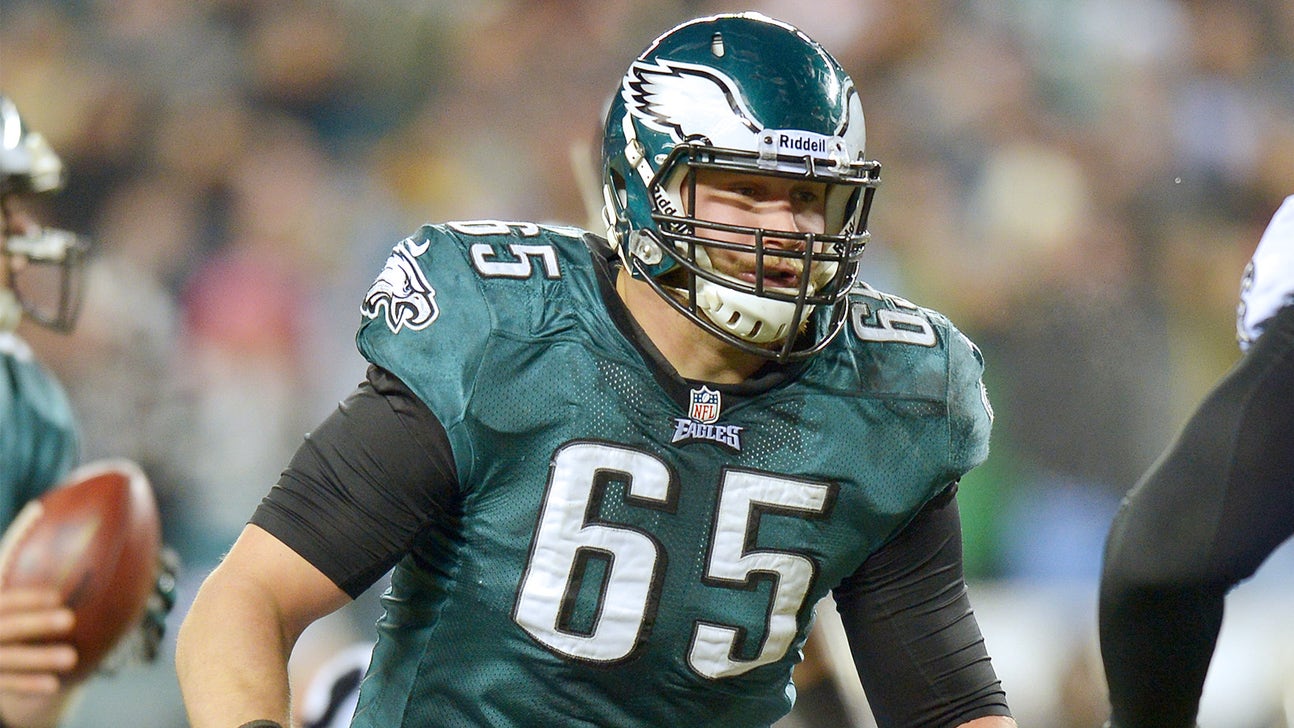 Here's a pair of Eagles players taking a bath together while playing with smartphones