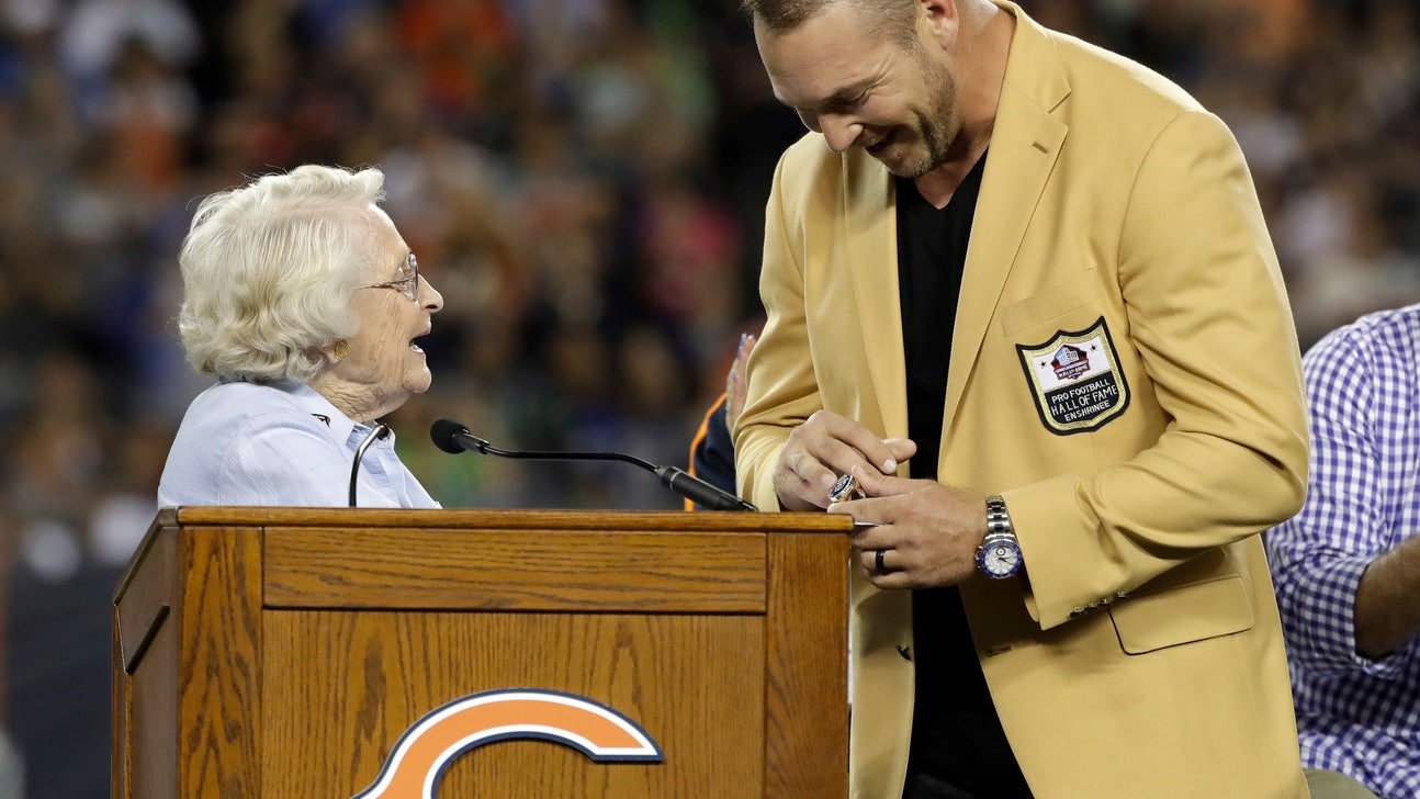 Bears honor Hall of Fame LB Urlacher