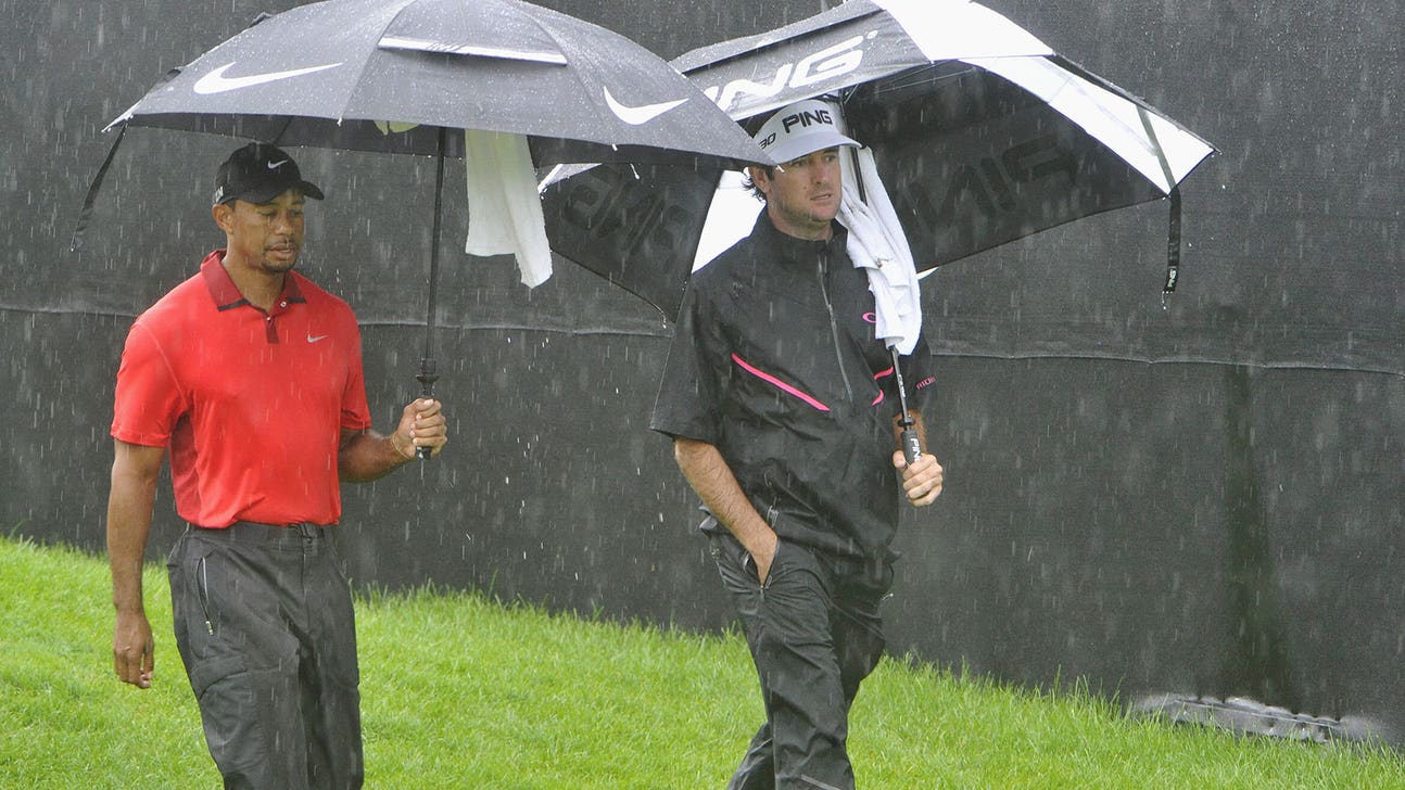 Tiger Woods fights rain-delay boredom with paper airplanes