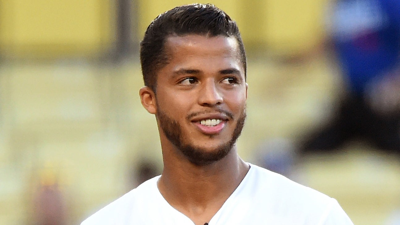 Giovani dos Santos throws out first pitch at Dodgers game, it wasn't good