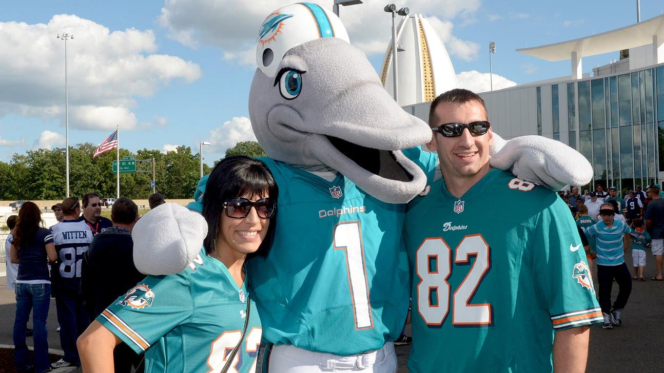 Mascot accidentally celebrates missed field goal