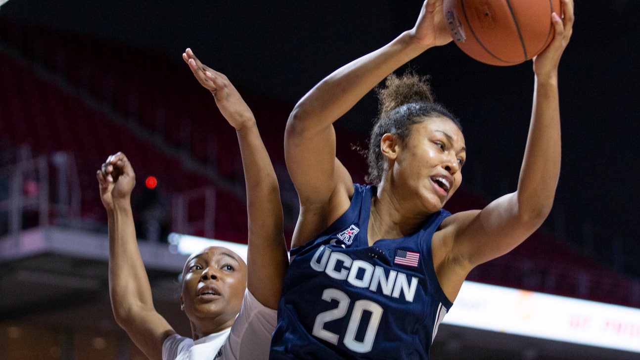Nelson-Ododa helps No. 4 UConn rout Temple 83-54