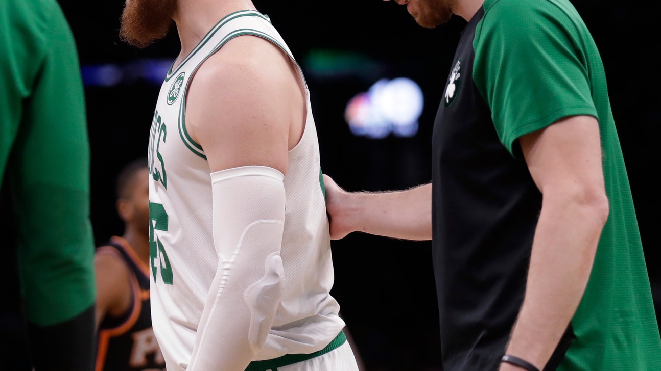 Celtics C Baynes out 4-6 weeks after surgery on finger